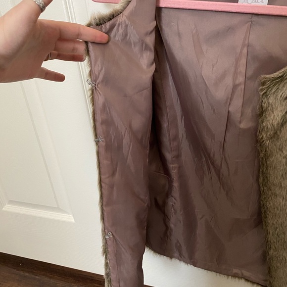 Faux fur vest - Picture 6 of 8